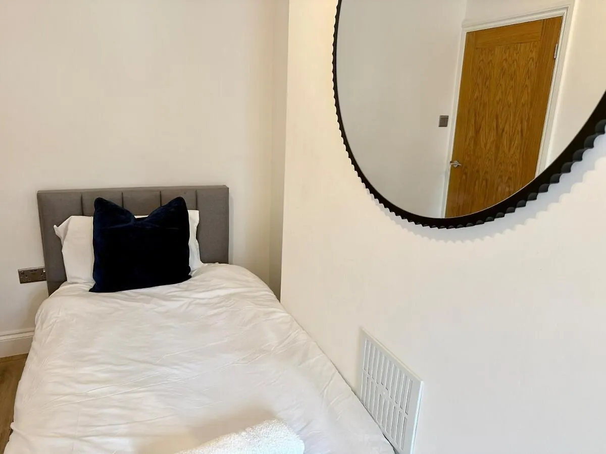 2 Bedroom Central Garden Apartment Free Parking Cardiff