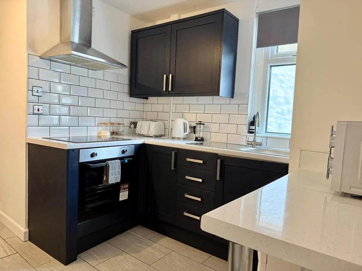 2 Bedroom Central Garden Apartment Free Parking Cardiff 0*,