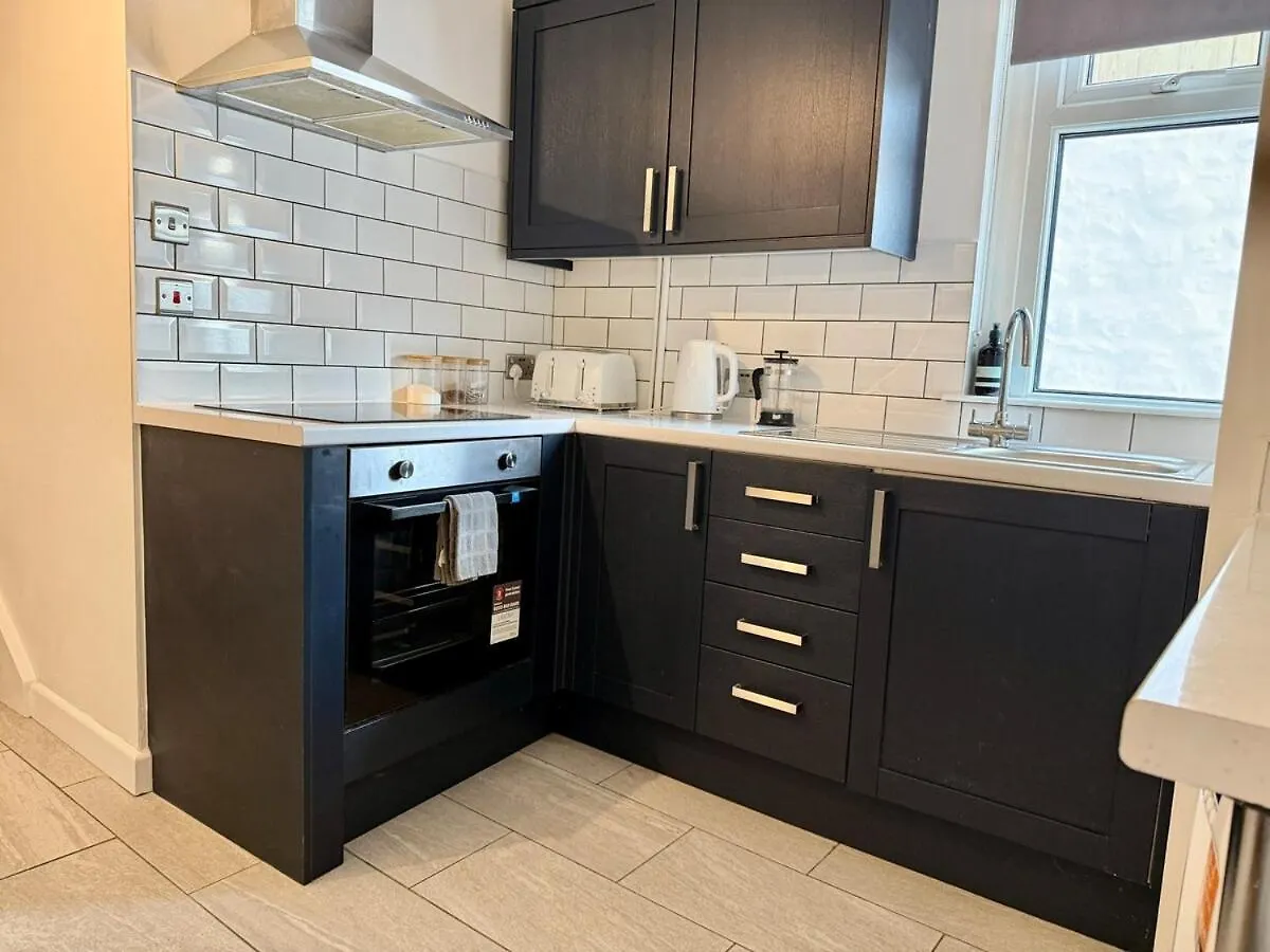 2 Bedroom Central Garden Apartment Free Parking Cardiff
