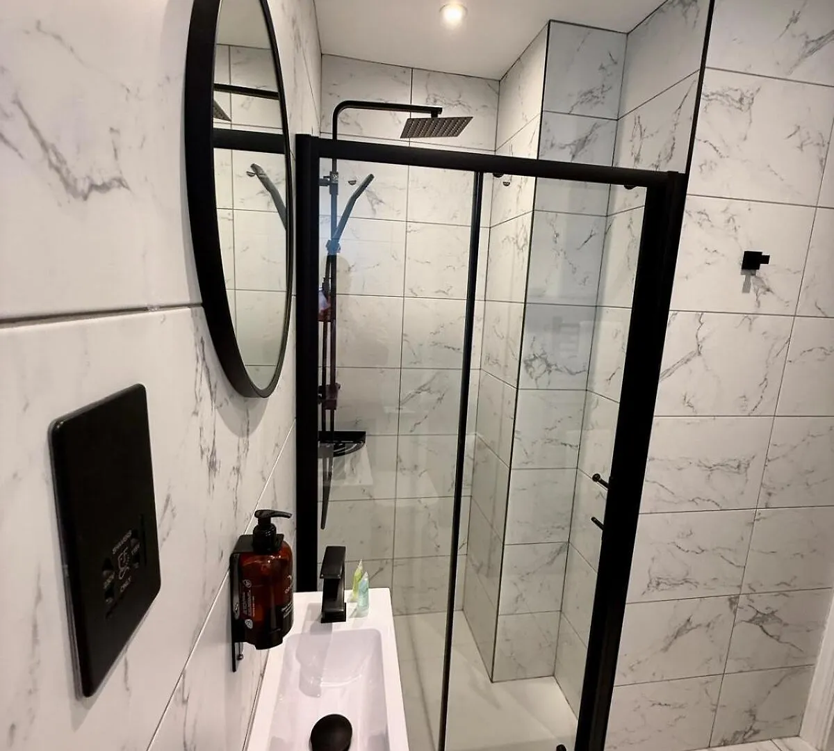 2 Bedroom Central Garden Apartment Free Parking Cardiff