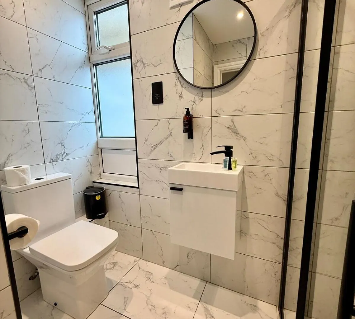 2 Bedroom Central Garden Apartment Free Parking Cardiff