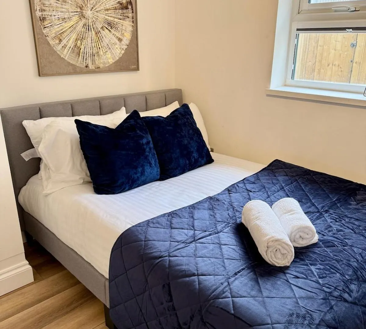 2 Bedroom Central Garden Apartment Free Parking Cardiff