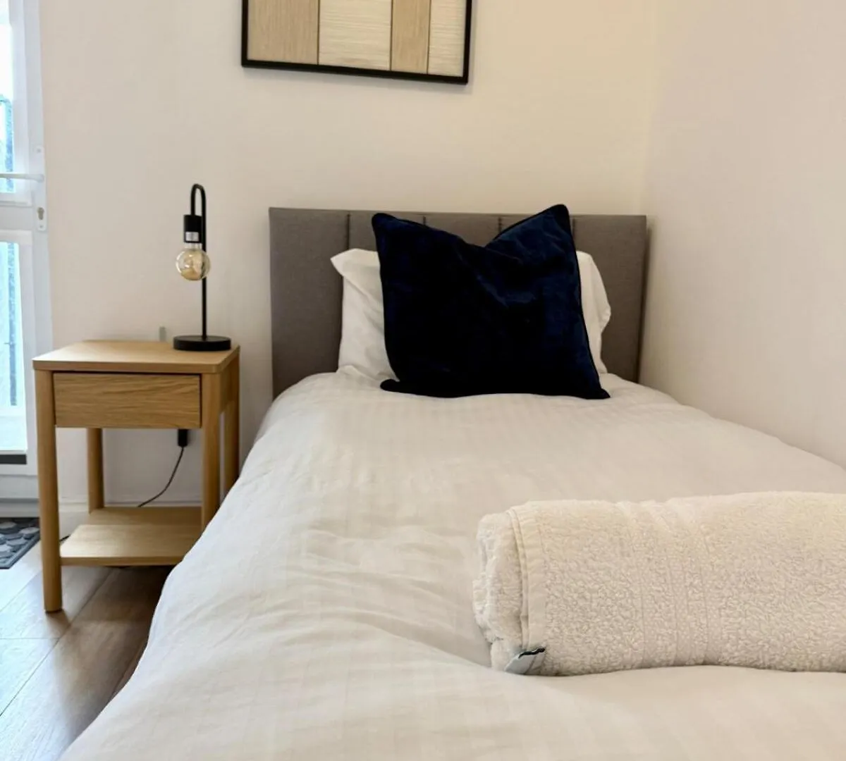 2 Bedroom Central Garden Apartment Free Parking Cardiff