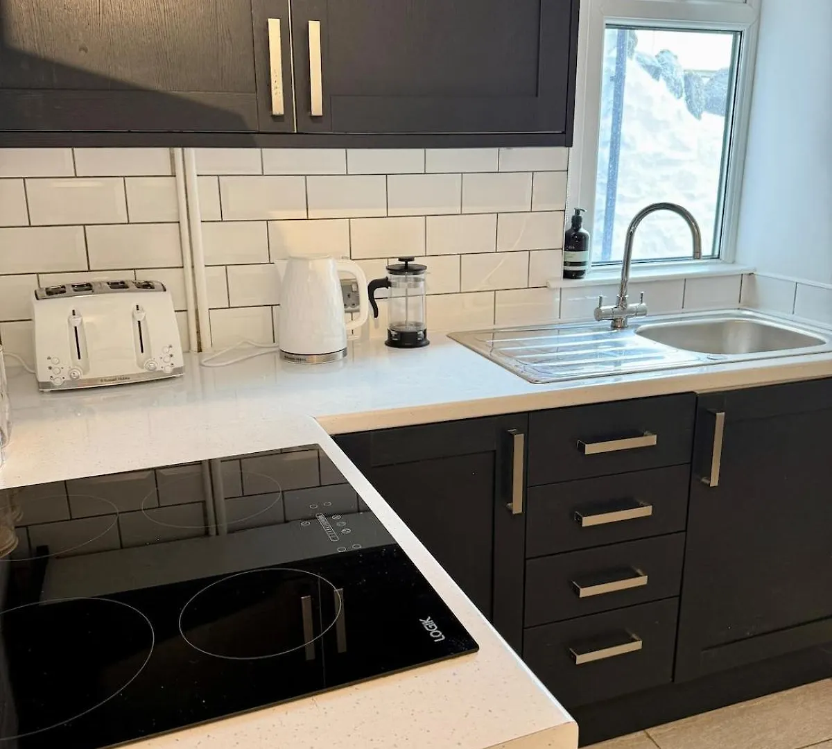 2 Bedroom Central Garden Apartment Free Parking Cardiff