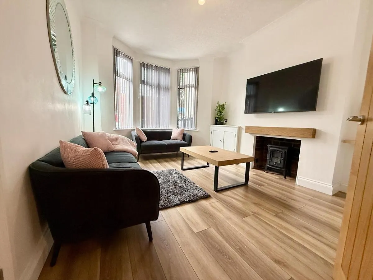 2 Bedroom Central Garden Apartment Free Parking Cardiff